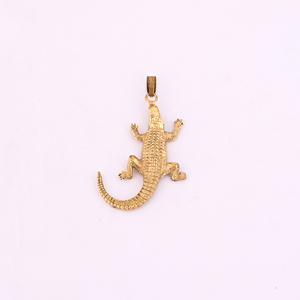 Pendentif tendance en laiton plaqué or en forme de crocodile, taille 65x10MM - Product Image 1