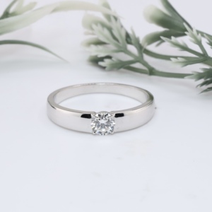 Anillo Solitario de Diamante Cultivado en Laboratorio para Hombre, Oro Blanco, Banda Lisa con Tensión, Estilo Minimalista, Joyería para Compromiso, Aniversario y Boda - Product Image 1