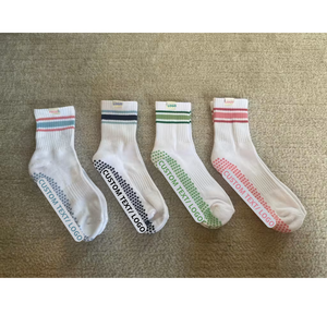 Chaussettes blanches à rayures roses et points antidérapants pour femmes, usage quotidien, style tricoté classique, chaussettes antidérapantes pour studio de Pilates - Product Image 4