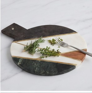 Planche à découper ronde de luxe en marbre avec poignée, incrustation géométrique, accents noir, blanc, vert et or - Product Image 3