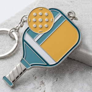 Llavero de aleación de zinc ligero y personalizado con dijes de esmalte de pala de pickleball irregular - Product Image 5