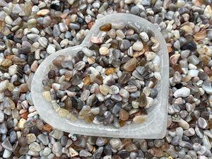 Vente en gros de cristaux d'agate du Botswana gravés polis de 3-5 mm, graviers de pierres de guérison en vrac vertes pour la décoration intérieure chez Amayra Crystals - Product Image 2