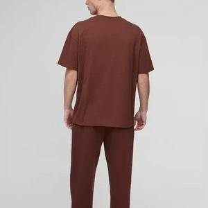 T-shirt homme personnalisé, couleur marron foncé, 100% coton, impression DTG, coupe ample, épaules tombantes. - Product Image 3