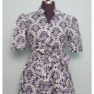 Robe midi en coton imprimée numériquement à motifs floraux faite à la main, col en V, manches courtes, silhouette trapèze, pour le bureau, la plage ou les occasions décontractées - Product Image 4