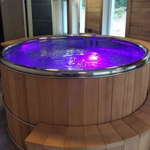 Jacuzzi Redondo de Lujo de 160 cm con Cubierta de Madera de Cedro Rojo y Acero Inoxidable 304, con 2 Luces LED, Escaleras de Madera y Tapa, para Villas, Hoteles y Resorts - Product Image 5