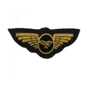 Parches de Moda Personalizados OEM y Emblemas para Blazers al por Mayor, Corona Dorada con Hojas y Guirnalda, Parche Bordado a Mano con Hilo Metálico - Product Image 2