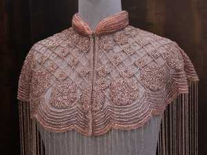 Poncho de diseñador para adultos con cuentas y cristales bordados, tela de organza antiestática, flecos hechos a mano, transpirable, para uso nocturno, con perlas en la parte delantera. - Product Image 4