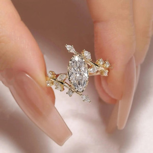 Anillo de Compromiso Romántico con Moissanita Corte Marquesa, Plata de Ley 925, Diseño con Engaste de Garras, Joyería para Mujer, Ideal para Regalo - Product Image 1
