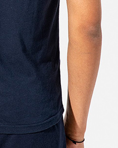 Camiseta de manga raglán azul marino y amarillo mostaza para hombre, cuello redondo, corte regular, informal, de color sólido, tejida en algodón, en venta. - Product Image 2