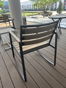 Silla de Jardín Contemporánea para Exteriores con Asiento y Respaldo de Madera PS, Estructura de Acero, Diseño Oscilante, Cómoda para Patio - Product Image 5