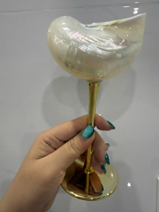 Verres à vin en verre naturel faits à la main avec base en coquillage, forme ronde, décoration antique pour fêtes, mariages et maison - Product Image 2