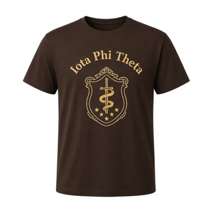 เสื้อยืดคอกลมแขนสั้นผู้ชายสีน้ำตาลพร้อมกราฟิกตราสัญลักษณ์ Iota Phi Theta สีทอง เสื้อยืดผ้าฝ้ายสำหรับกลุ่มนักศึกษาสำหรับใส่ในมหาวิทยาลัยแบบลำลอง - Product Image 3