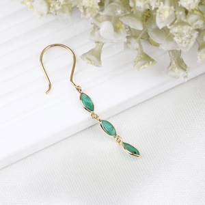 Boucles d'oreilles pendantes linéaires à trois pierres en or jaune 18 carats avec émeraude marquise naturelle sertie clos, Memoria Jewels, vente en gros - Product Image 4