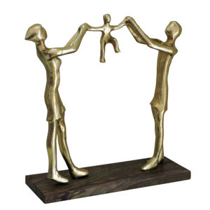 Statue Familiale Artisanale en Aluminium Doré – Sculpture Abstraite Parents et Enfant sur Socle en Bois – Élégant Cadeau de Décoration Intérieure - Product Image 1