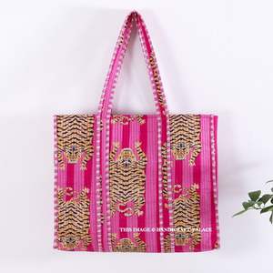 Bolsa de Mano Grande Reversible Personalizada, Acolchada, de Algodón, con Estampado Floral Blanco y Gris, para el Día de San Valentín - Product Image 4