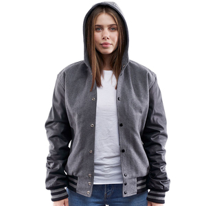 Chaqueta Varsity Gris con Capucha y Cierre de Botones, Corte Regular, Estilo Casual, Unisex, Material de Forro Polar, para Otoño - Product Image 1