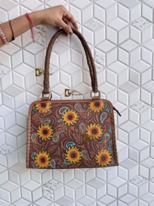 Nuevo Bolso Tote de Cuero con Grabado a Mano, Estilo Bohemio, Diseño de Girasol Vintage, Hecho a Mano, Elegante - Product Image 4