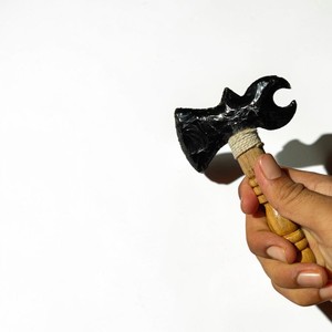 Figurine de hache de guerrier sculptée en obsidienne noire avec manche en bois, objet de collection artistique, sculpture en relief artisanale, thème Amour, pierre brute, Feng Shui - Product Image 3