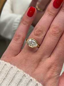 Bague de fiançailles ovale 3 carats East West sertie clos, diamant de laboratoire ovale certifié IGI E-VVS1, bague solitaire - Product Image 6