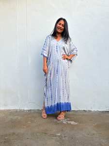 Caftán Azul Gris con Estampado Tie Dye, Vestido Cómodo para Playa, Resort o Salón - Product Image 2