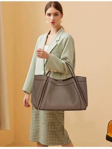 กระเป๋าสะพายไหล่หนังแท้กันน้ำสำหรับผู้หญิง ดีไซน์หรูหรา สีน้ำตาลอมเทา หูหิ้วคู่ จุของได้เยอะ มีช่องใส่ของหลายช่อง - Product Image 6