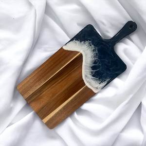 Tabla de cortar de madera y resina Ocean Wave con base de madera dura natural para una preparación de alimentos duradera y para exhibir en la cocina - Product Image 1