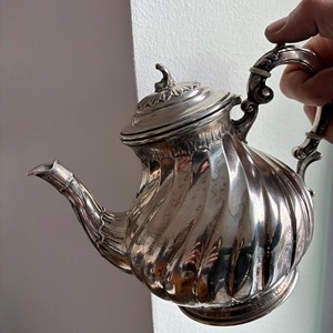 Jarra elegante de acero inoxidable plateado de primera calidad, duradera, perfecta para servir agua, jugo y para uso diario en el hogar, procedente de la India. - Product Image 2