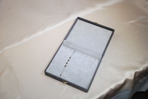 กล่องจัดระเบียบสร้อยข้อมือทรงสี่เหลี่ยมแนวตั้ง โครงสร้างมุมโค้งมนแบบญี่ปุ่น ภายในบุผ้ากำมะหยี่ ขนาด 243x213x50 มม. สำหรับวันวาเลนไทน์ - Product Image 6