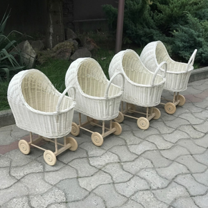 Poussette de poupée en rotin moderne faite à la main avec poignée, jouet écologique pour enfants, idéale pour la décoration de l'école et de la crèche - Product Image 1