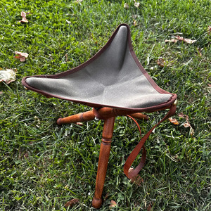 Taburete de caza de cuero hecho a mano de lujo, plegable, con trípode, proveedor mayorista OEM, logotipo personalizado, muebles de exterior en venta - Product Image 1