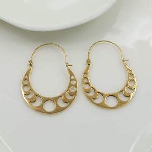 Boucles d'oreilles créoles en laiton plaqué or en forme de lune, bijoux pendantes de style bohème pour femmes - Product Image 3