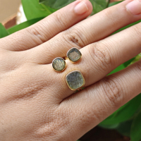 Bague de cocktail populaire au design islamique, sertie de pierres précieuses naturelles, forme coussin, en laiton plaqué or 18 carats, style traditionnel