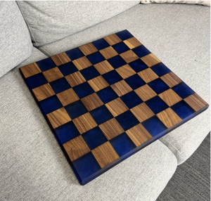 Ensemble d'échecs artistique en résine, pièces sculptées vert foncé, technique de moulage, thème floral, forme irrégulière, décoration intérieure - Product Image 2