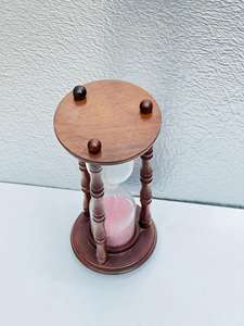 Reloj de Arena de Madera de 8.5'' con Arena Rosa |   Reloj de Arena Decorativo para Mesa con Diseño Rústico de Cruz de Ángel para Fiestas de Cumpleaños - Product Image 3