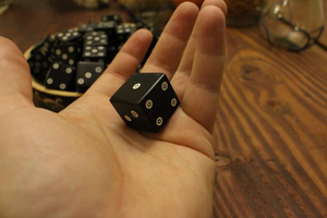 Juego de Dados de Cuerno de Búfalo Natural Hechos a Mano al por Mayor - Dados Poliédricos Cúbicos para Juegos de Mesa RPG - Product Image 4