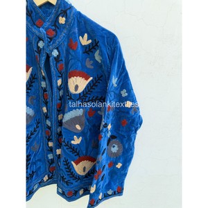 Veste indienne bleue Suzani faite à la main, broderie florale, blouson en velours, design pour femmes, col mandarin, manches longues, manteau - Product Image 2