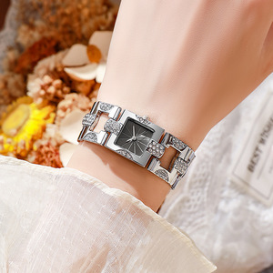 Reloj de Pulsera de Lujo para Mujer: Esfera de Diamantes de 37 mm y Correa de Aleación de 10 mm, Diseño Retro Cuadrado con Elegante Movimiento de Cuarzo - Product Image 3