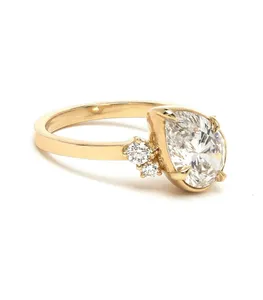 Anillo de Compromiso con Diamante Cultivado en Laboratorio IGI, Corte Pera de 2.20 Ct, Oro Amarillo de 14K - Product Image 2