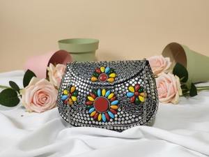 Pochette de luxe artisanale en métal, ornée de cristaux et de strass, pour femmes, d'Inde. - Product Image 5