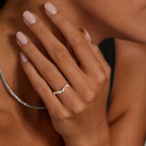 Anillo en V con Diamantes Marquise de Contorno Curvo y Diamantes Redondos - Product Image 5