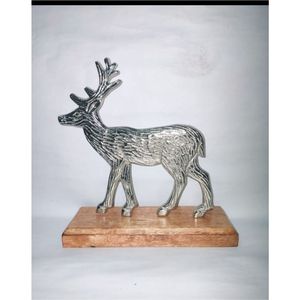 Sculpture de renne en aluminium argenté faite à la main, figurine StAG avec base en bois, objet décoratif animalier pour la maison, décoration de table, sculpture - Product Image 1