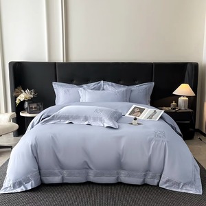 Juego de Funda Nórdica Clásica Bordada Azul Sólido de 3 Piezas, Ropa de Cama para Uso Doméstico, Lavable a Máquina - Product Image 1