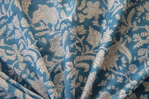 ผ้าฝ้ายแท้ 100% สีฟ้าอมเขียว ลายดอกไม้ พิมพ์ลายด้วยมือ |   ผ้าลายเถาวัลย์จากสวนพฤกษศาสตร์ชัยปุระขายส่ง - Product Image 2