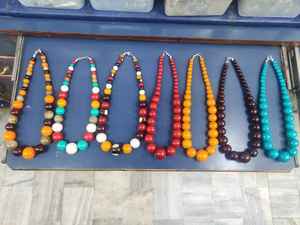 Collier élégant en perles de résine, bijou de mode stylé, cadeau idéal pour elle, aux couleurs vibrantes et au design moderne - Product Image 5