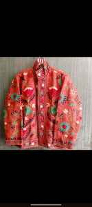 Veste Suzani en soie brillante faite à la main, manteau brodé vintage bohème, vêtements d'extérieur d'hiver matelassés à motifs floraux ethniques pour femmes, robe bohème - Product Image 4