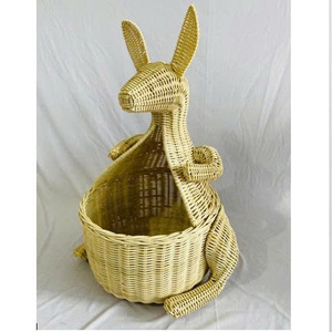 Photo prise à l'atelier - Panier de rangement pour enfants en forme de kangourou, tissé en rotin naturel. - Product Image 1