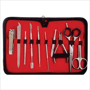 Juego de Herramientas de Lujo para el Cuidado de las Uñas de 4 Piezas, Tijeras para Cutículas, Cortaúñas y Lima de Uñas con Estuche de Cuero Negro - Product Image 1