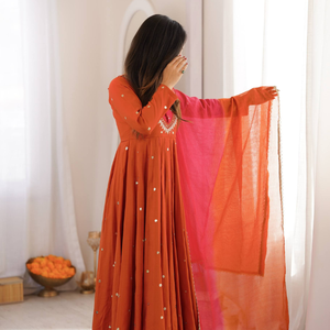Conjunto de vestido Anarkali de seda romana de diseñador con bordados, lentejuelas y trabajo con espejos reales es un atuendo étnico de lujo. - Product Image 3