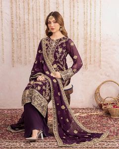 Elegante conjunto pakistaní de georgette con bordado de lentejuelas y encaje Samosa en ambos lados, de Timeless Grace & Sophistication - Product Image 5