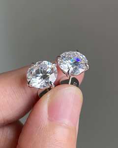 Boucles d'oreilles solitaires classiques à 4 griffes en or blanc massif avec diamant de laboratoire CVD, fermoir à bouton, bijoux fins de luxe pour mariage - Product Image 2